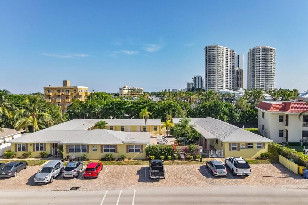 Lovely 1 Bedroom Steps from the Beach