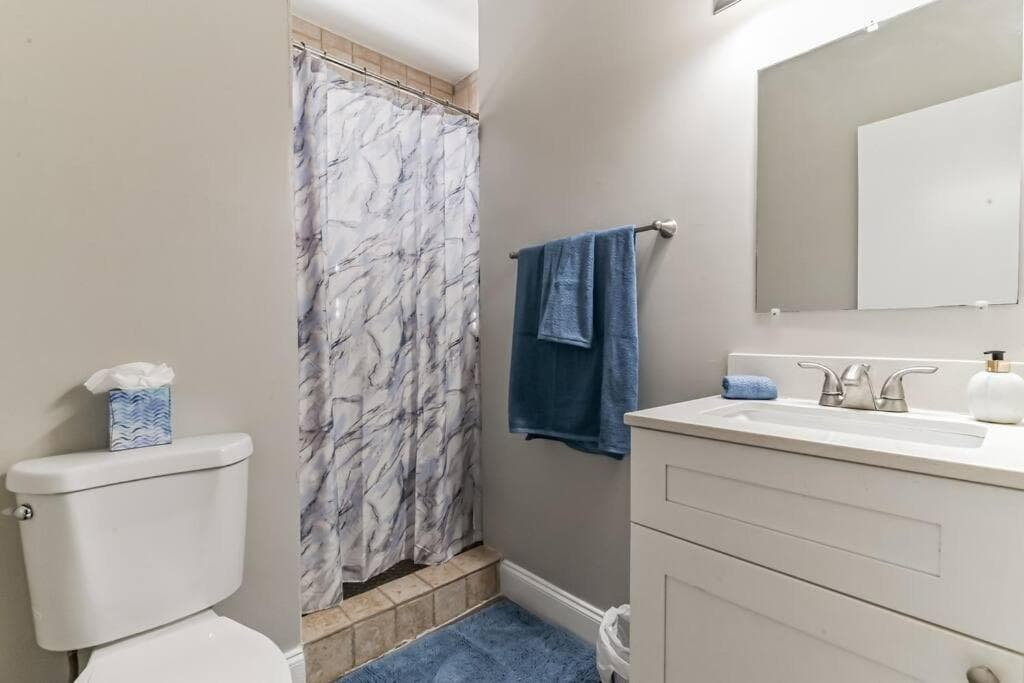 Lovely 1 Bedroom Steps from the Beach