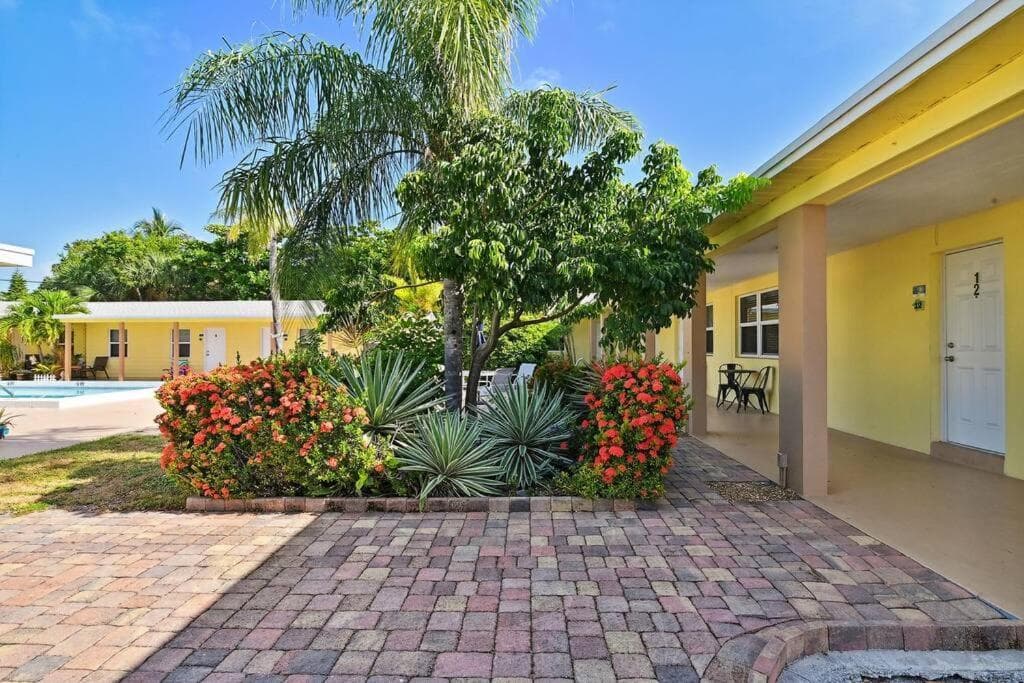 Lovely 1 Bedroom Steps from the Beach