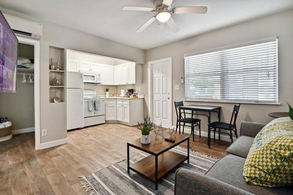 Lovely 1 Bedroom Steps from the Beach
