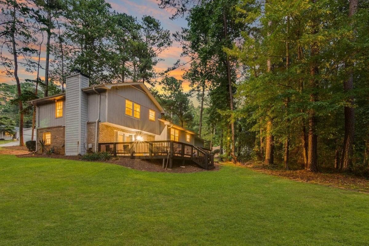 Spacious 5BR Retreat Sleeps 12,Large Deck