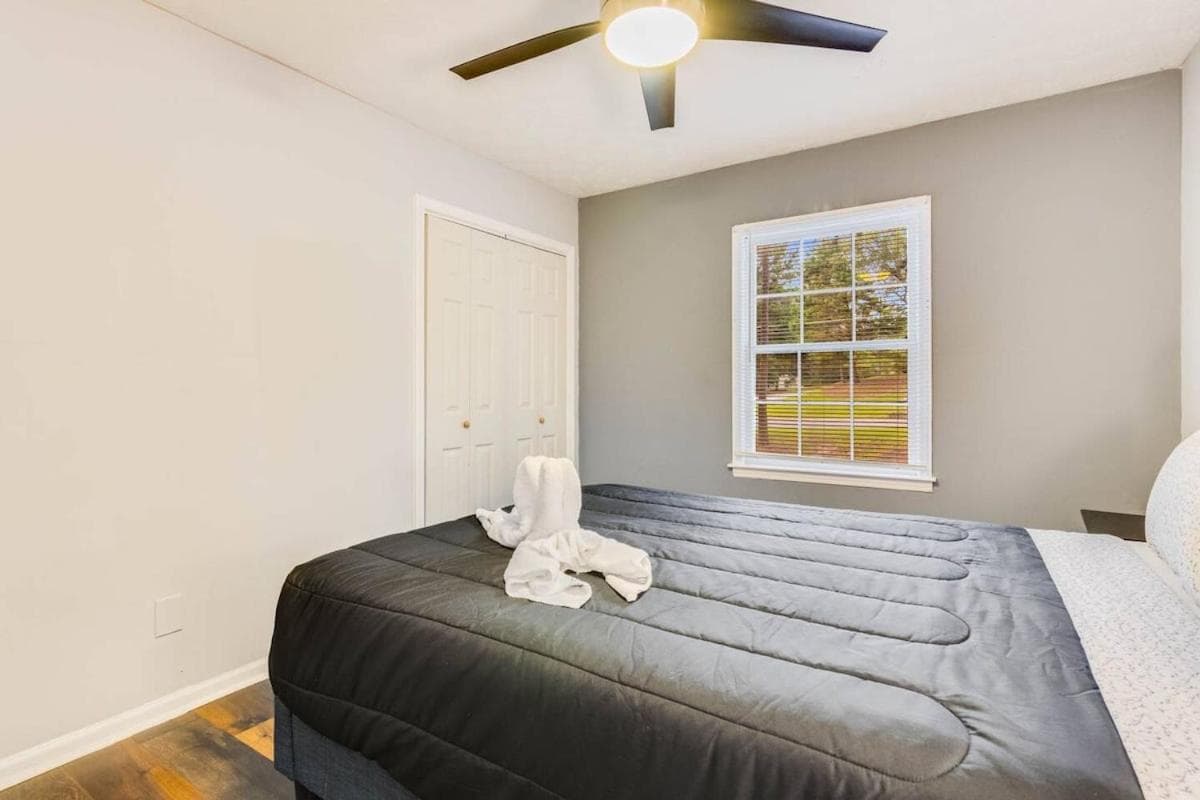 Spacious 5BR Retreat Sleeps 12,Large Deck