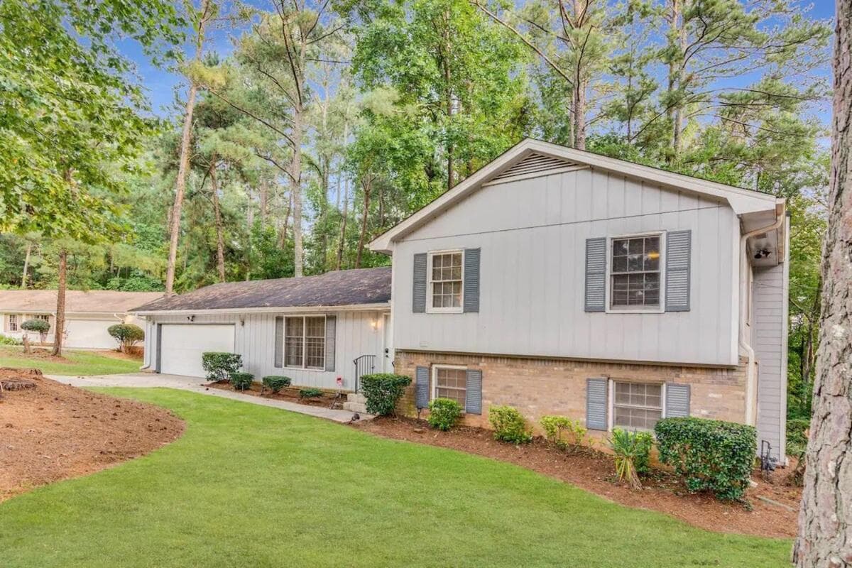 Spacious 5BR Retreat Sleeps 12,Large Deck