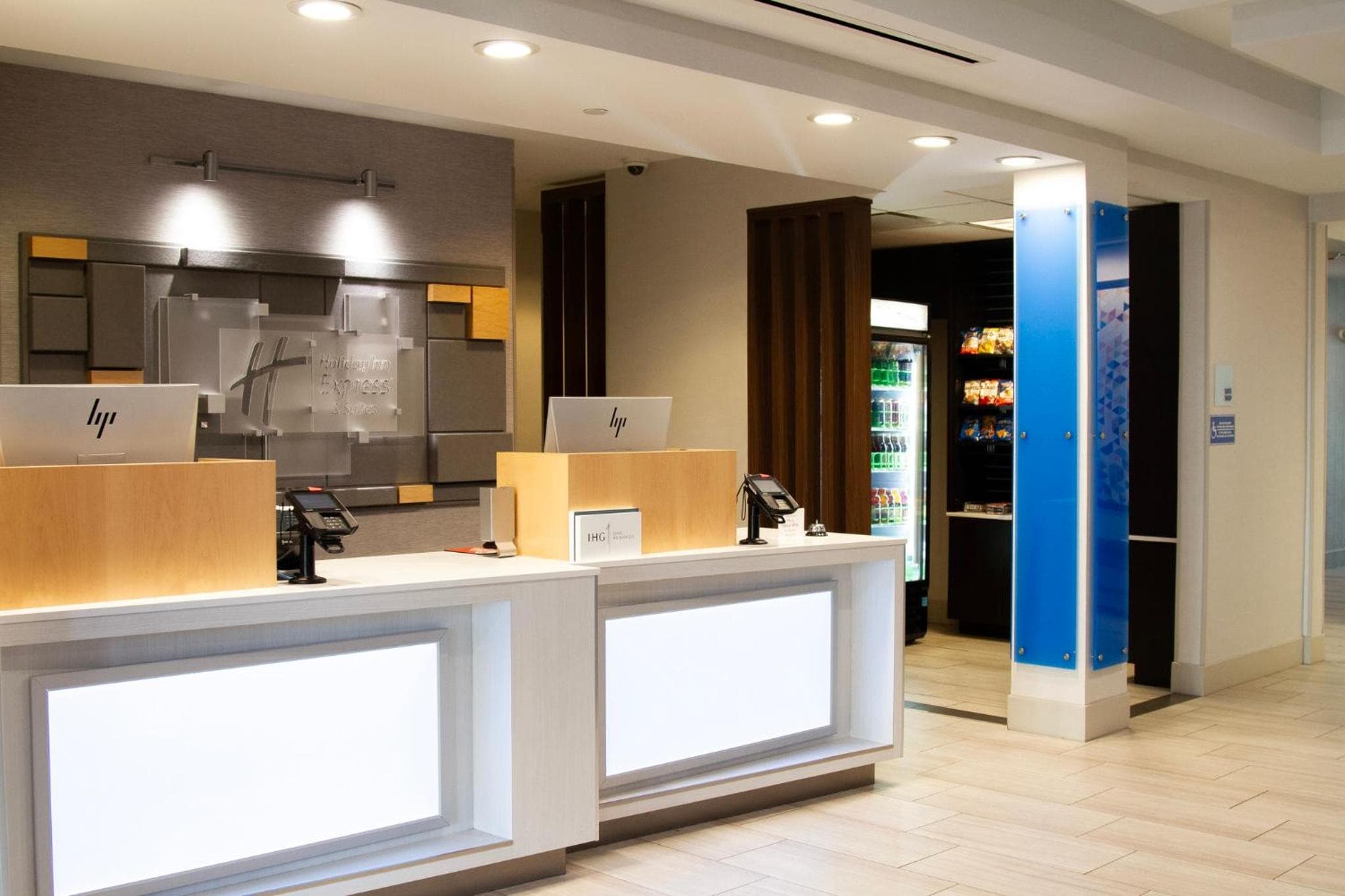 Holiday Inn Express & Suites Overland Park by IHG