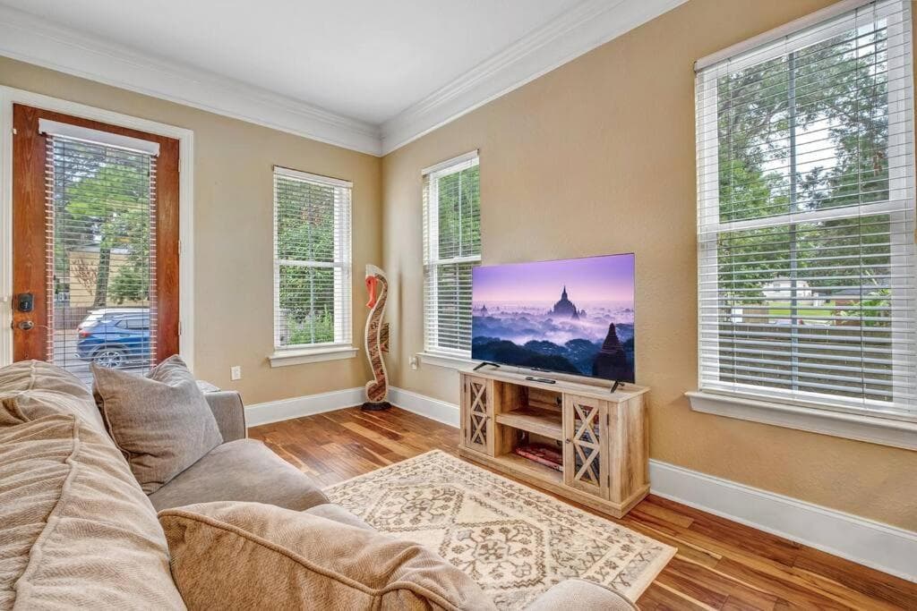The Midtown Dream, Close to Downtown Pets Welcome
