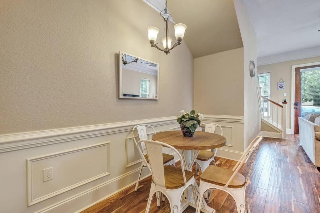 The Midtown Dream, Close to Downtown Pets Welcome