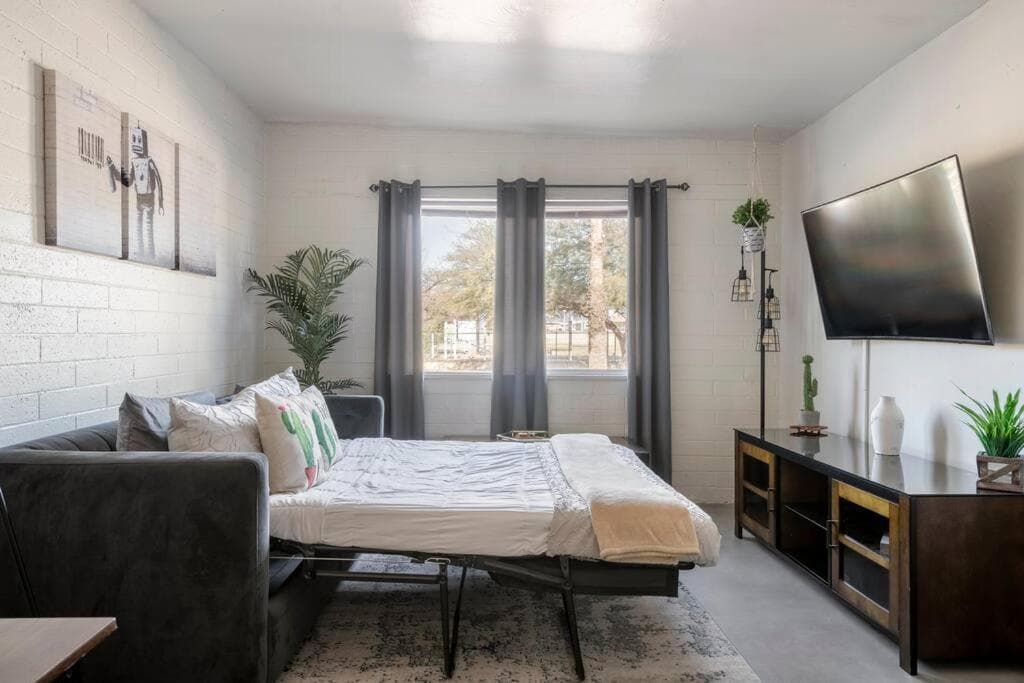 2BR 6 Min to UofA BBQ, Sunshine & Cozy Vibes!