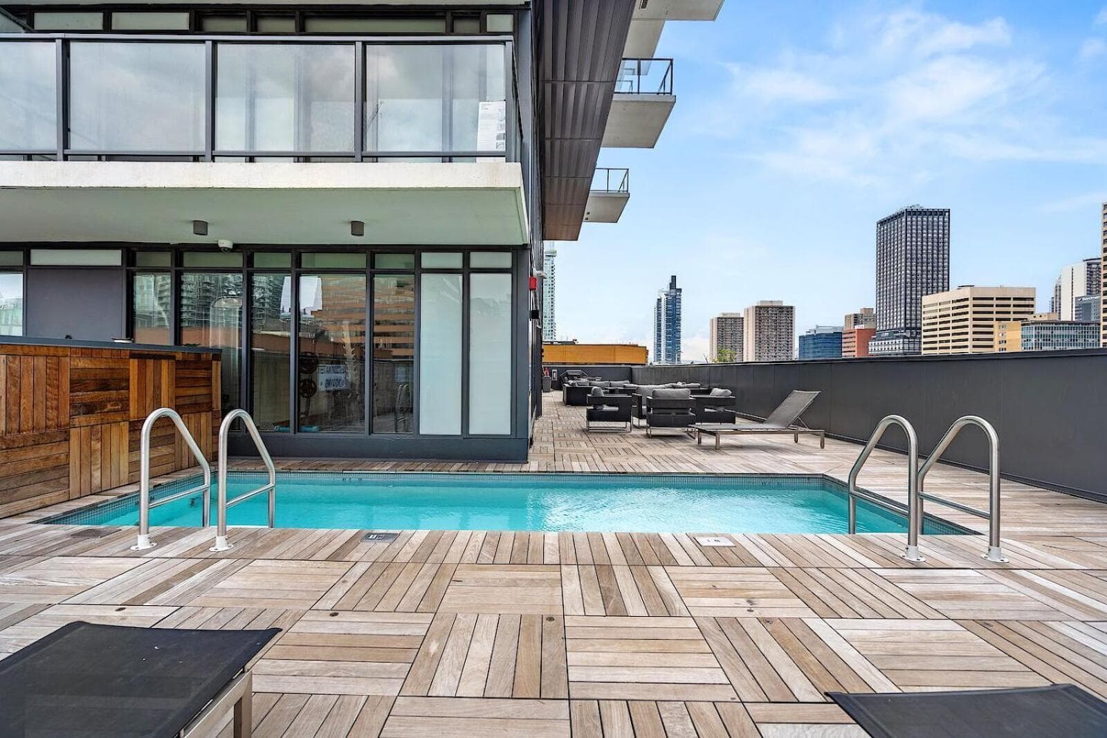 LUXURY Downtown Sunset Getaway - Your Home Away From Home - Fully Stocked Kitchen, Gym, Balcony, FREE PARKING
