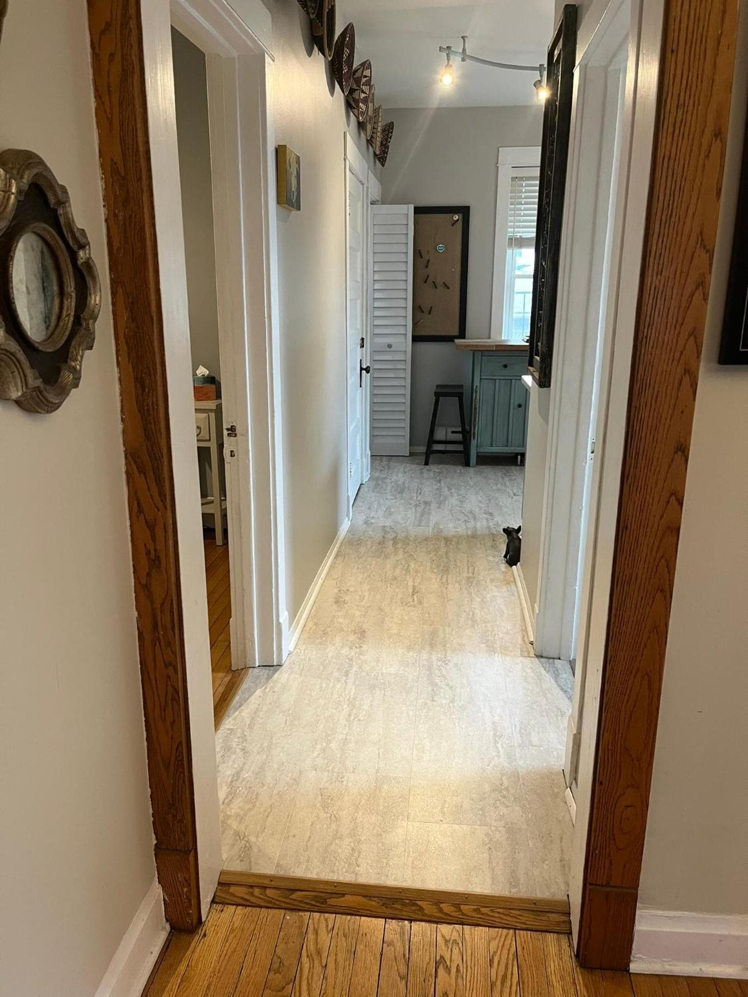 Sunny 2 BR Apartment west of Chicago in quaint Forest Park center