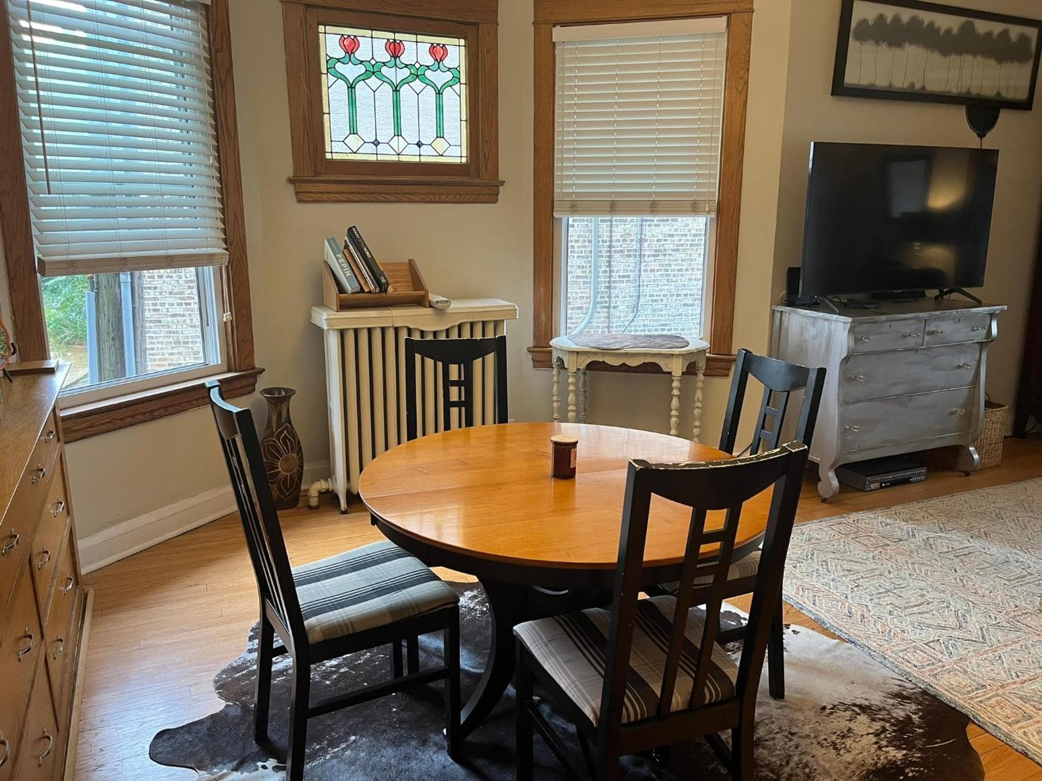 Sunny 2 BR Apartment west of Chicago in quaint Forest Park center