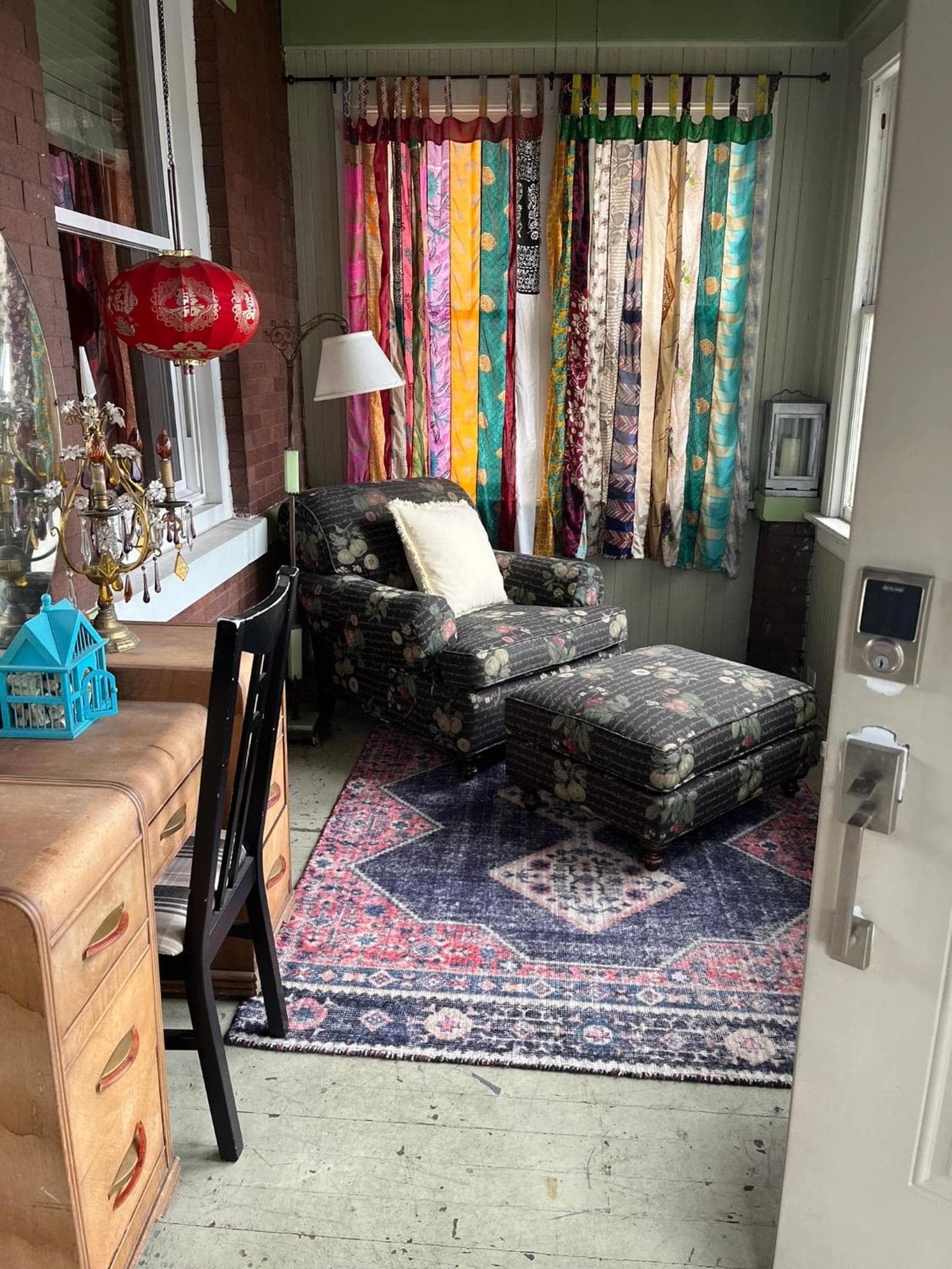 Sunny 2 BR Apartment west of Chicago in quaint Forest Park center