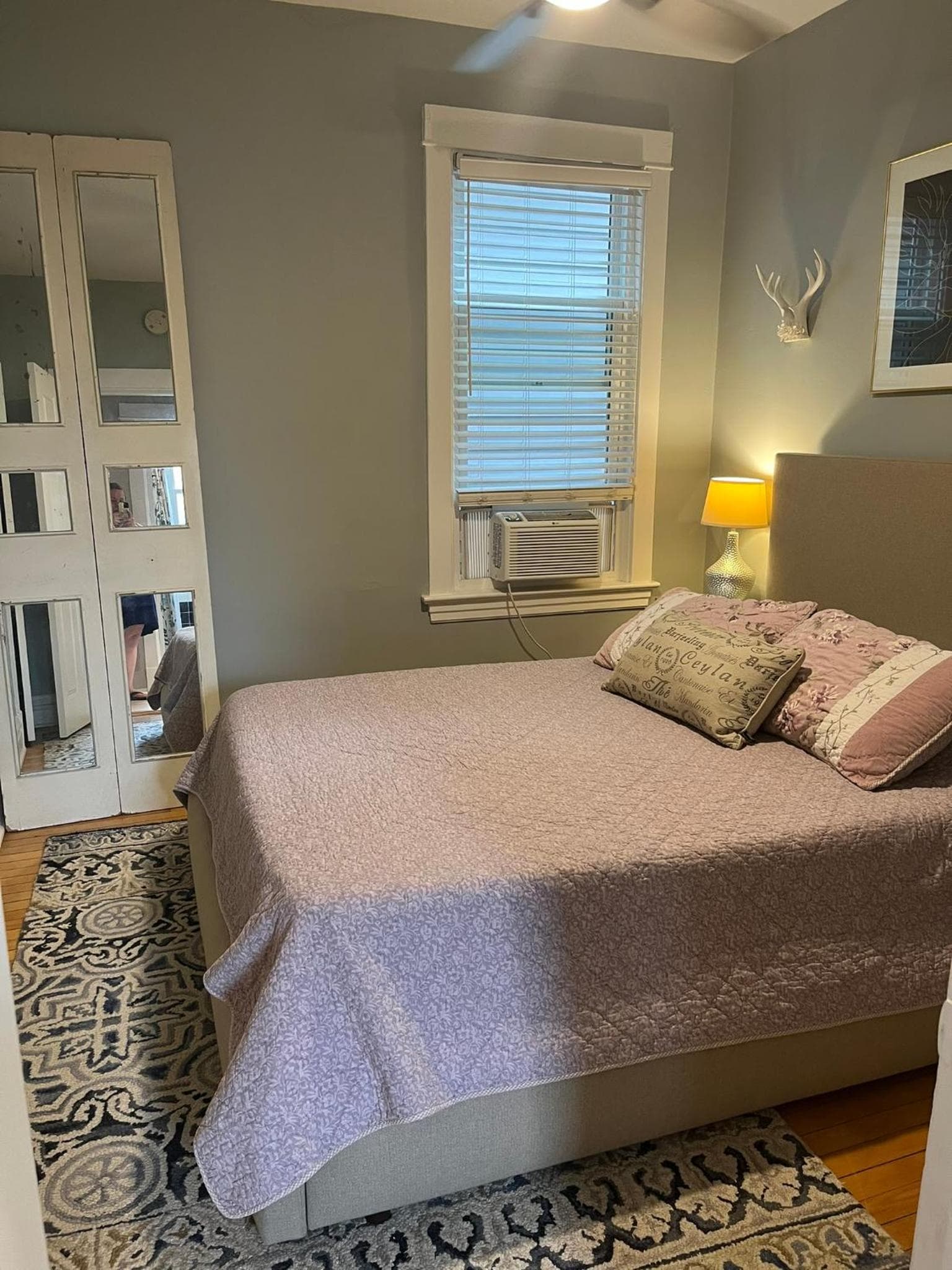 Sunny 2 BR Apartment west of Chicago in quaint Forest Park center