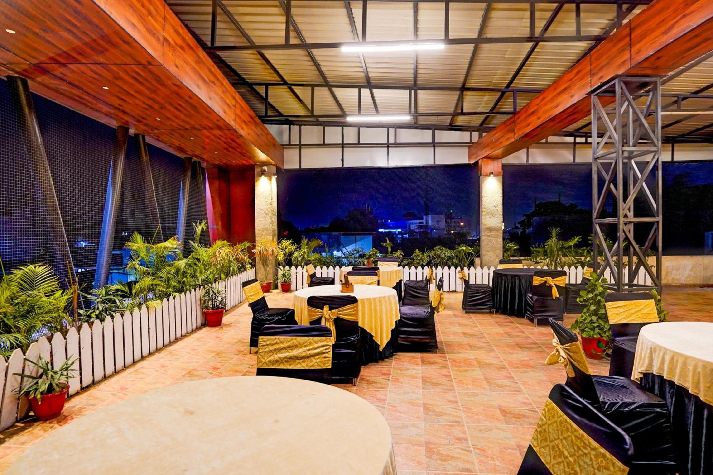 Super Townhouse Prince Chowk Near Railway Station Formerly Hotel Kolam