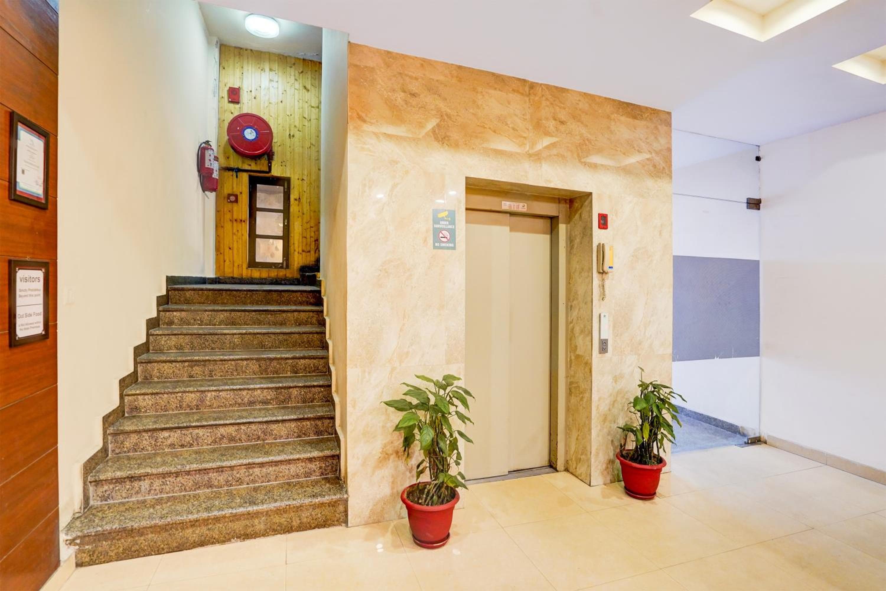 Super Townhouse Prince Chowk Near Railway Station Formerly Hotel Kolam