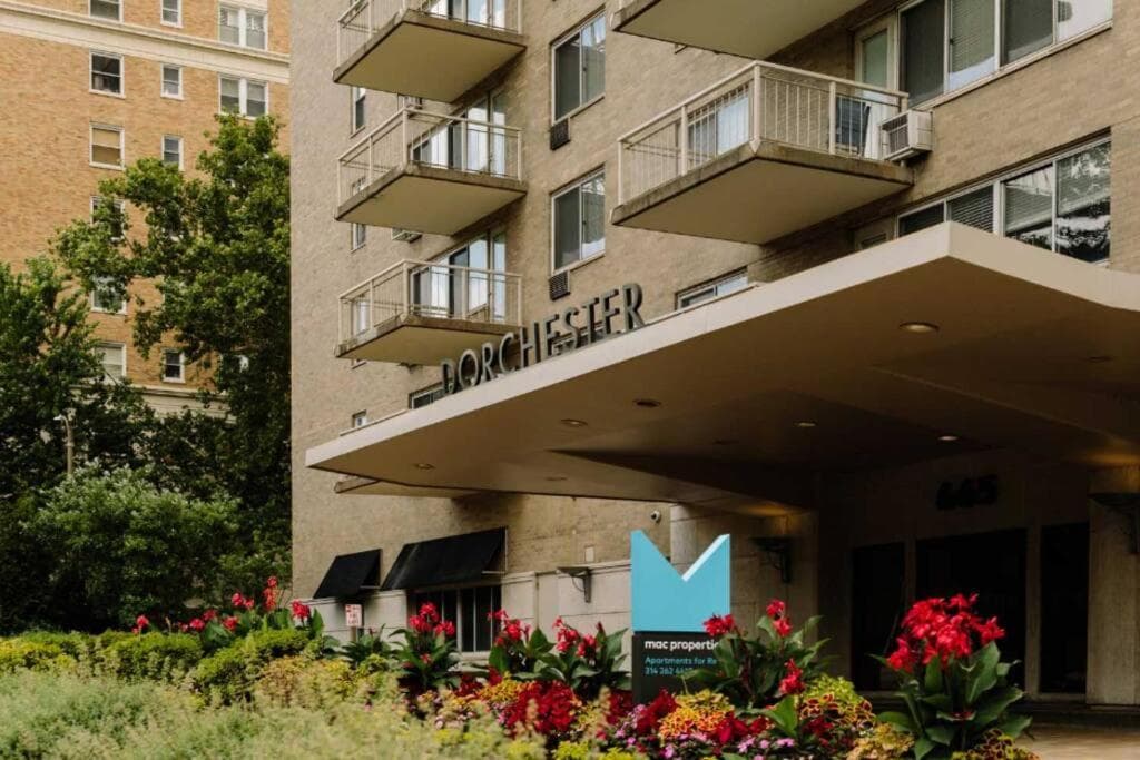St Louis Gem Cozy 1BR with Balcony & Top Amenities
