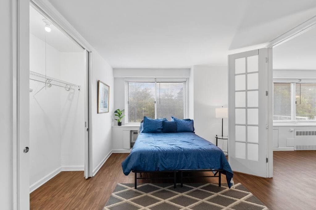 Discover St Louis Modern 3BR with Top Amenities