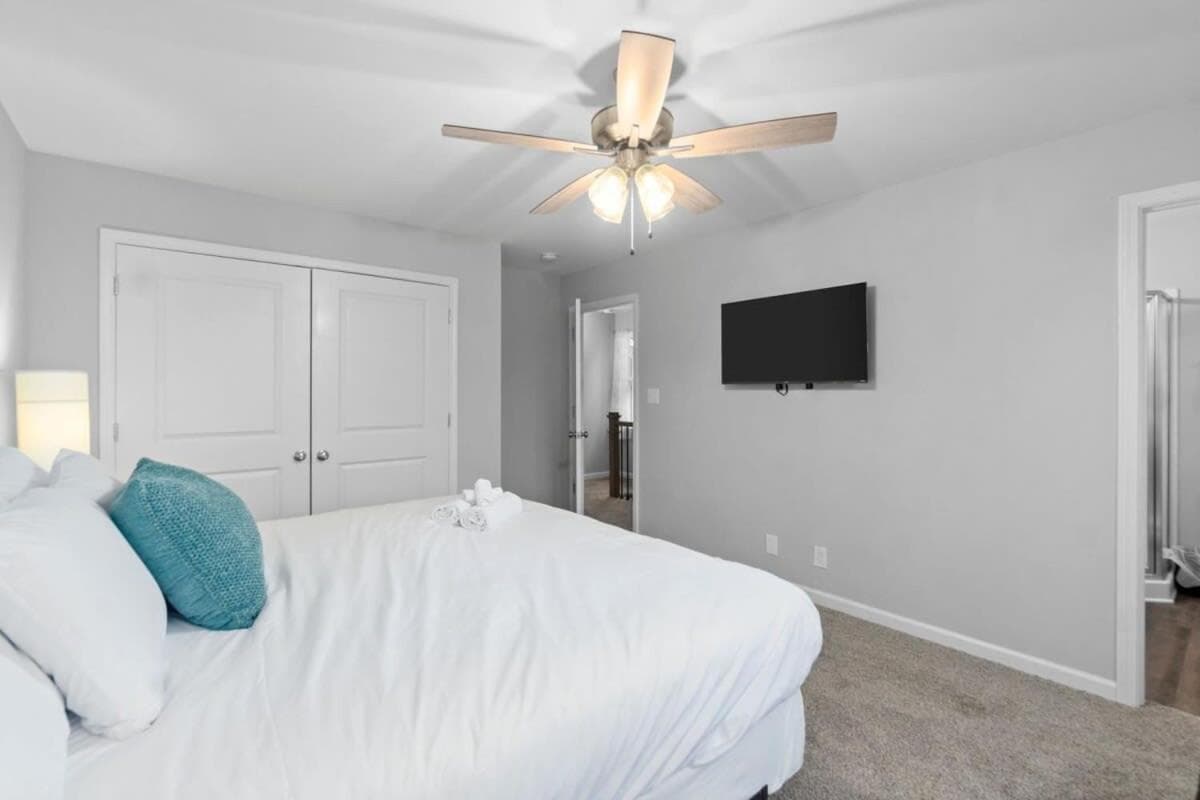 Dazzling in Downtown Clarksville- mins to downtown!