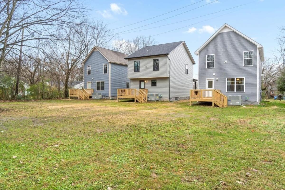 Dazzling in Downtown Clarksville- mins to downtown!