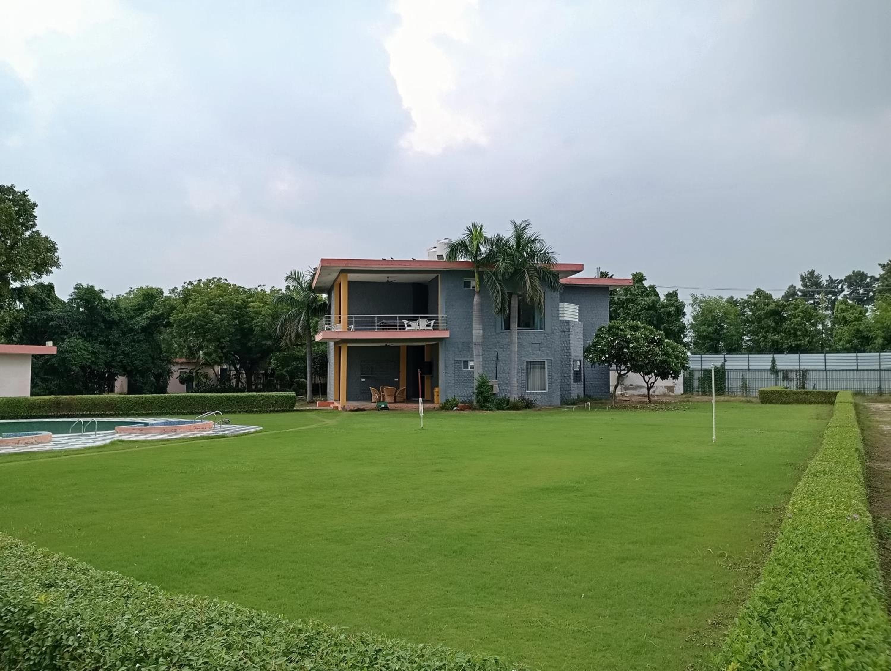 7BR Farmhouse With Private Pool by Especial Rentals
