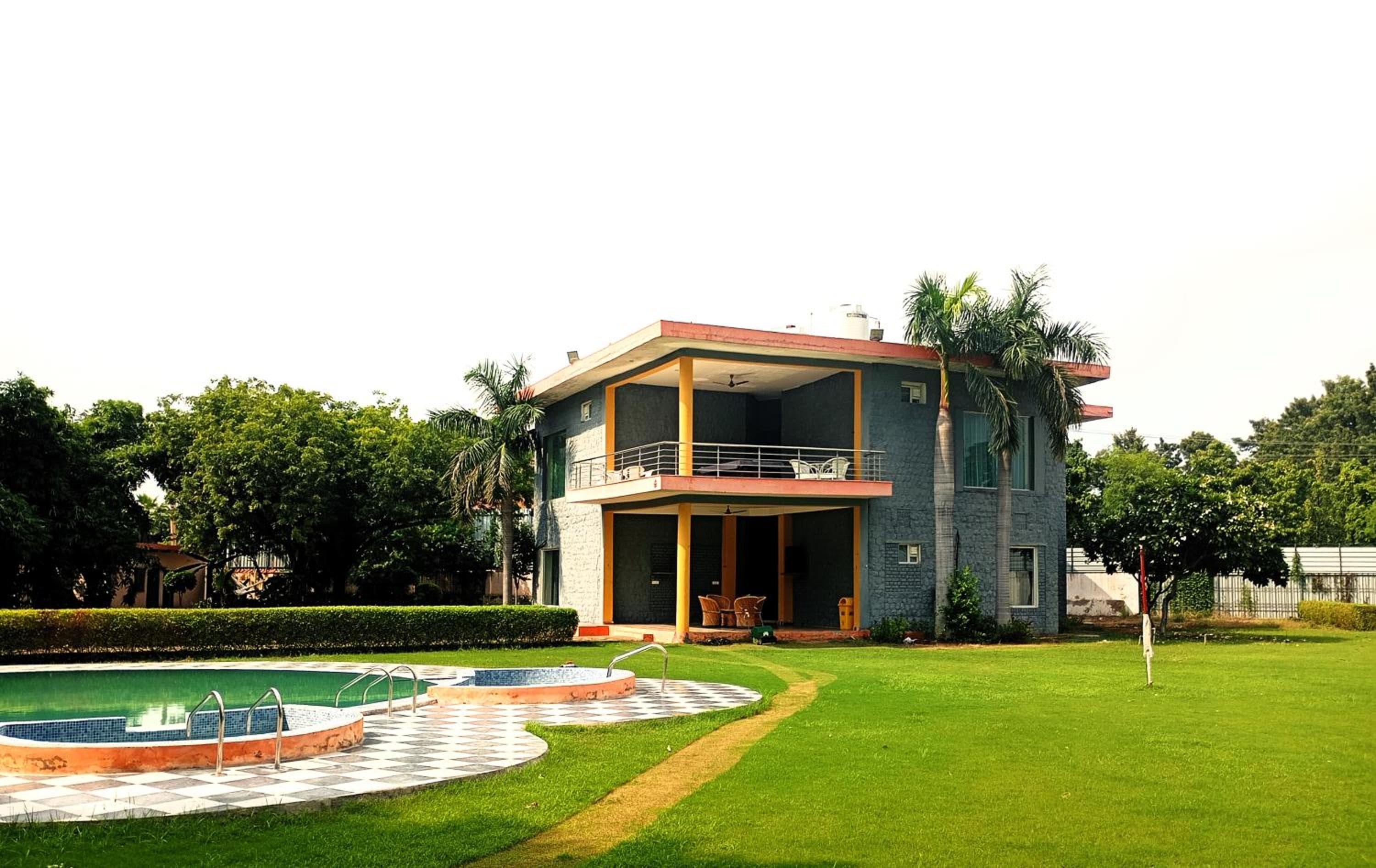 7BR Farmhouse With Private Pool by Especial Rentals
