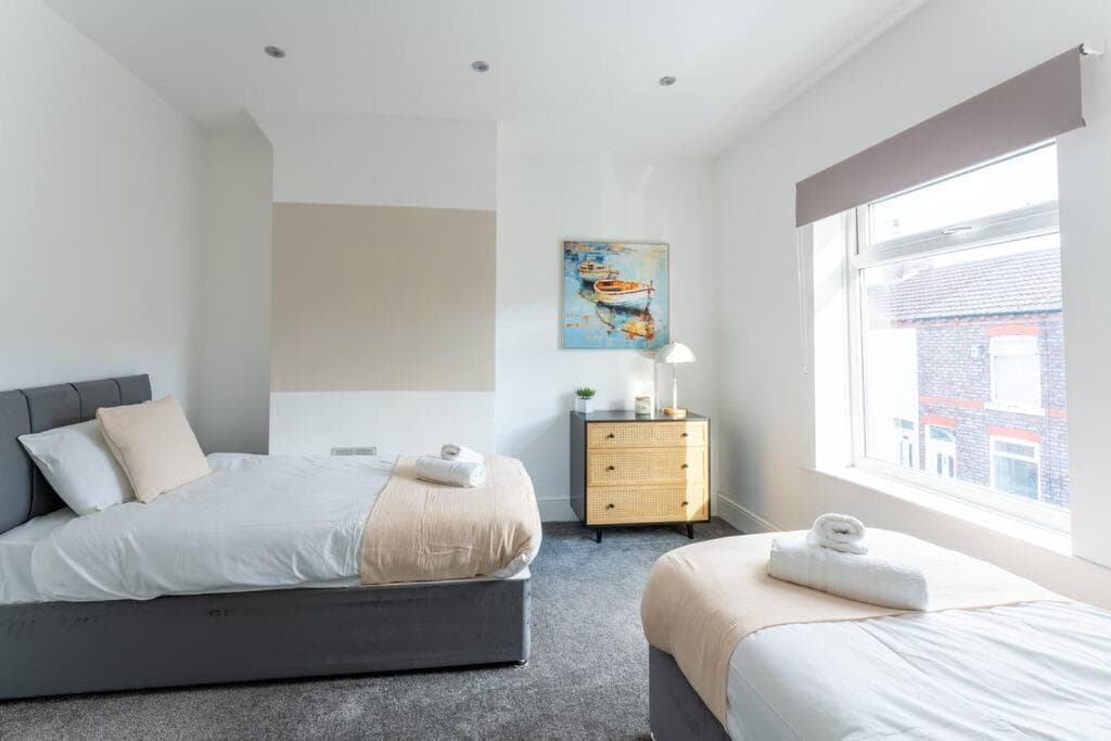 Charming House - Sleeps 5 - Free Parking, Self Check-In, Fast WiFi and Smart TV with Netflix by Yoko Property