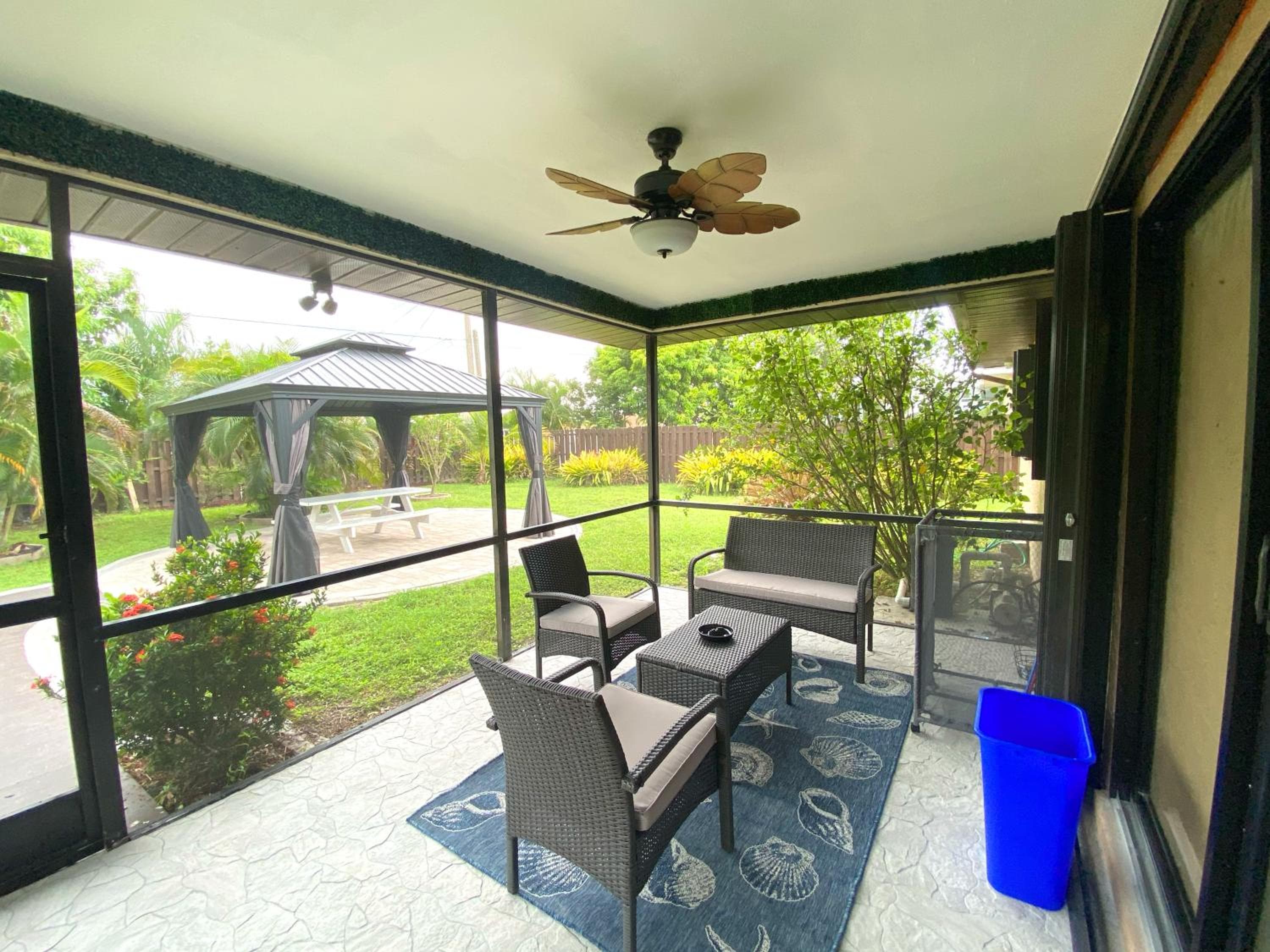 Cozy Coral Cottage with Tiki Hut, Mini Golf, Arcade and Grill
