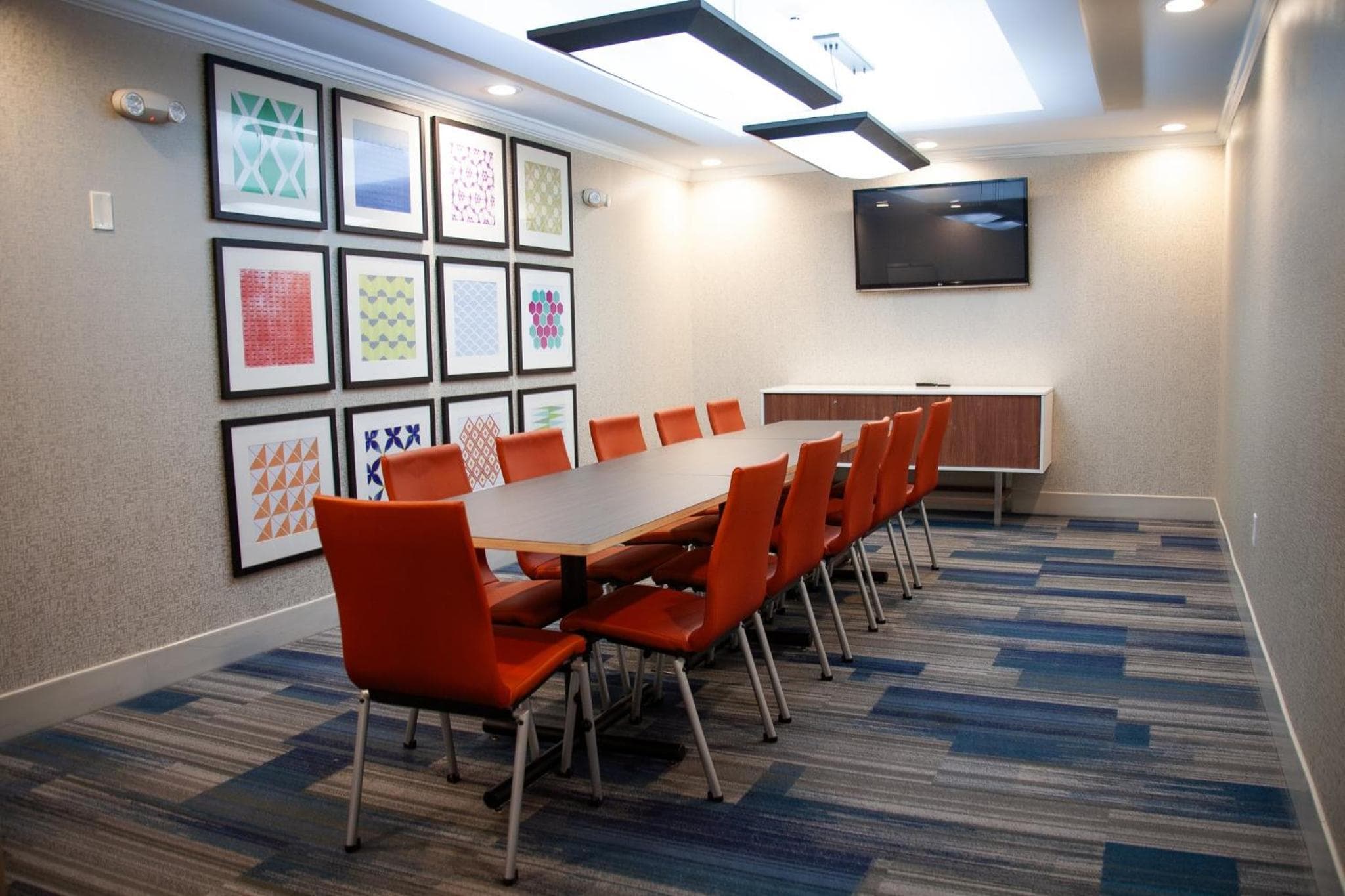 Holiday Inn Express & Suites Overland Park by IHG