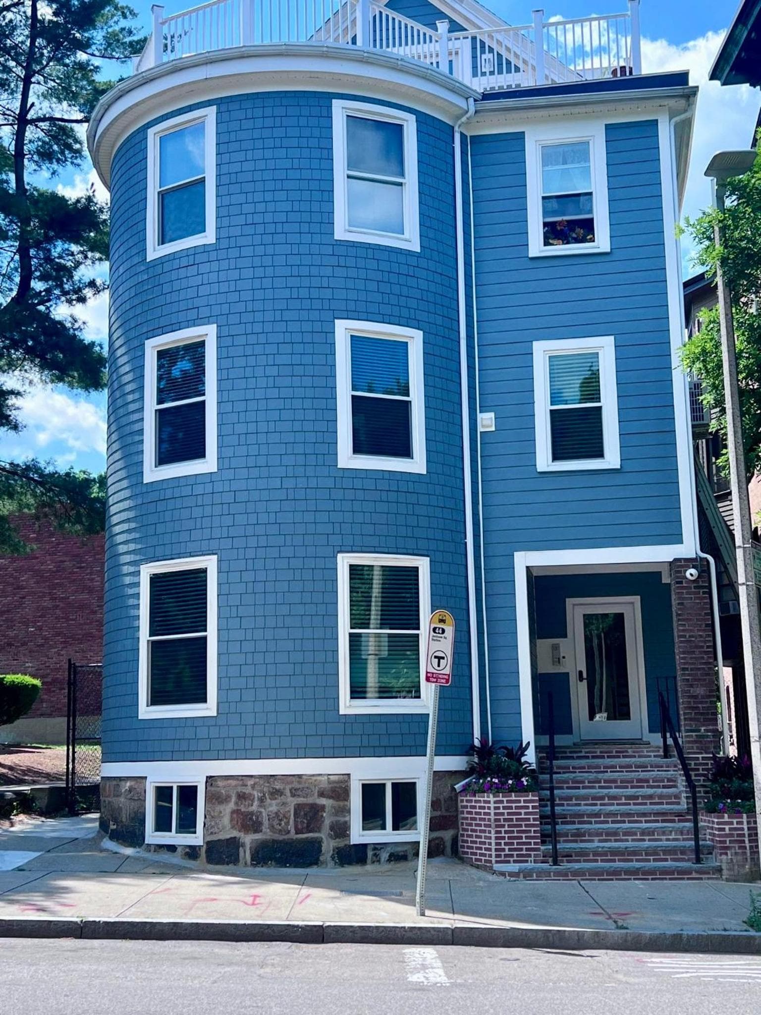 Modern 3-Bedroom Condo, Fully Furnished & Renovated