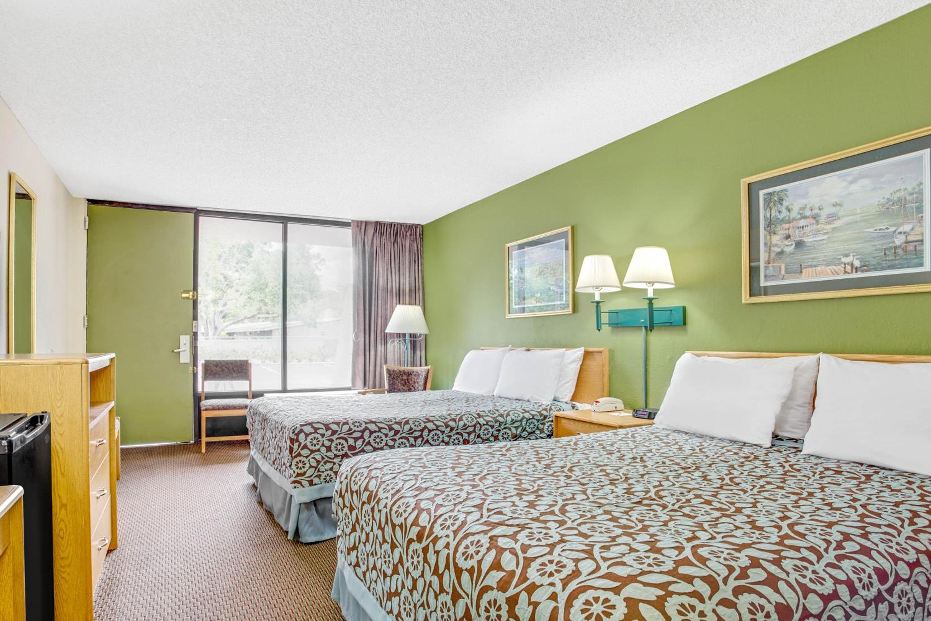 Days Inn by Wyndham Bradenton - Near the Gulf