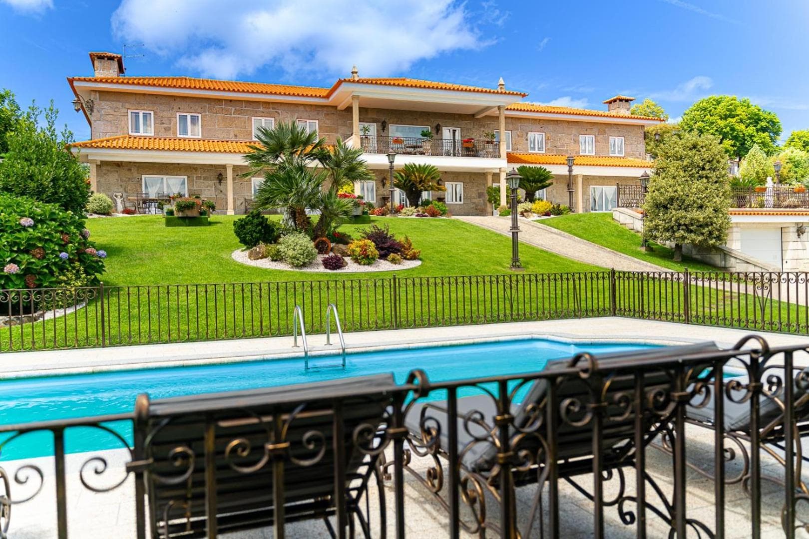 Elegância & Carros Hotel