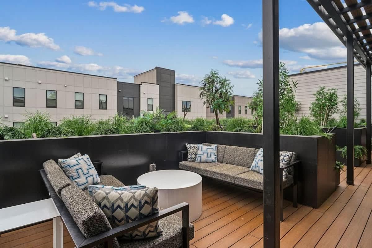 Exceptional 2BR w Pool Gym and Rooftop Views Walk to UGA Stadium