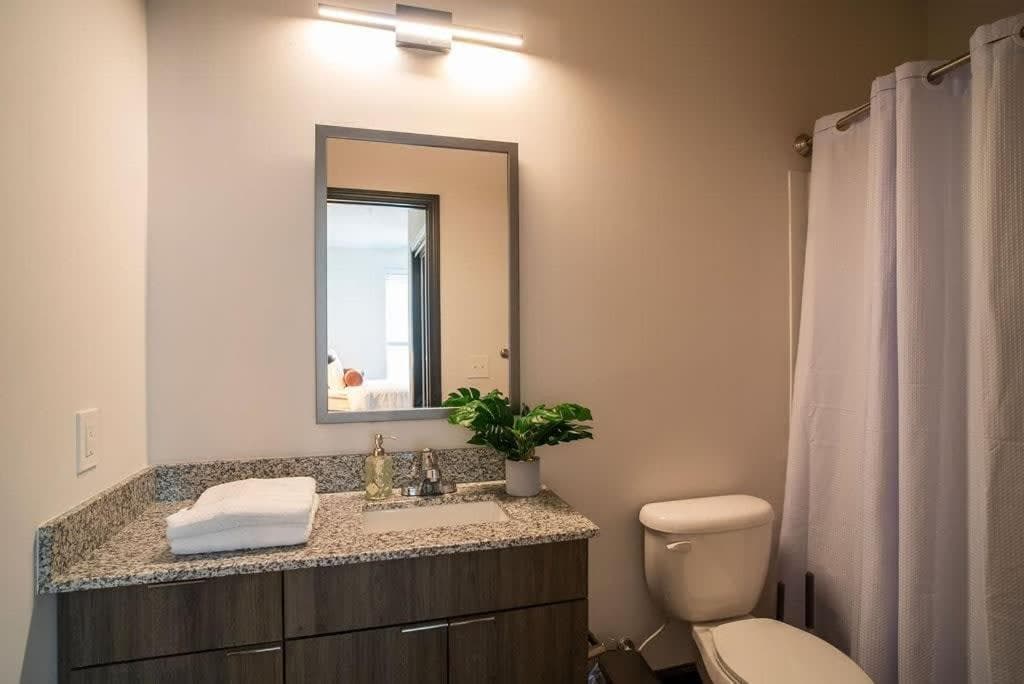 Exceptional 2BR w Pool Gym and Rooftop Views Walk to UGA Stadium