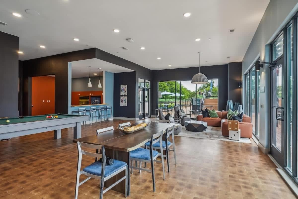 Unrivaled Apt Sleeps 4 w Gym Access Pool & Scenic Rooftop Walk to Sanford & UGA