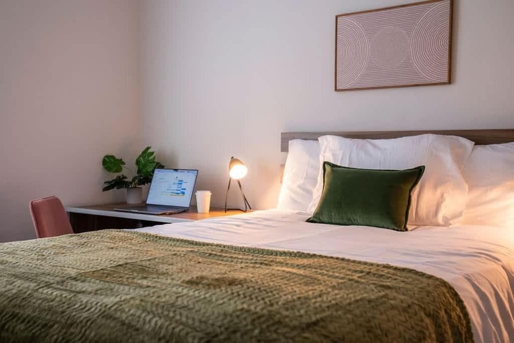 Ultimate 2BR Pool Gym Rooftop Views Walk to Stadium & UGA