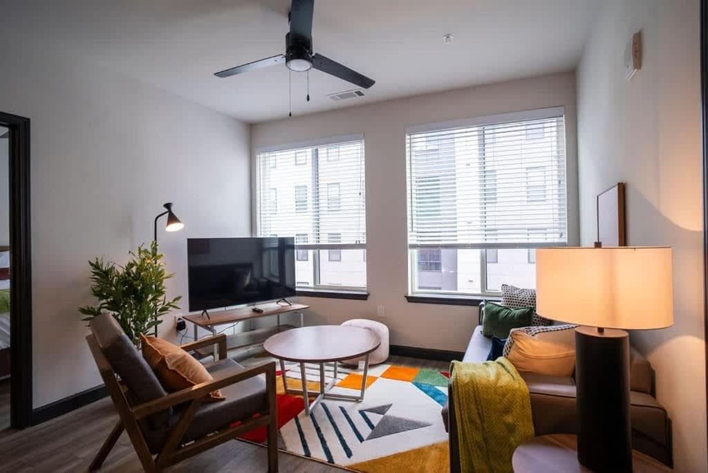 Ultimate 2BR Pool Gym Rooftop Views Walk to Stadium & UGA