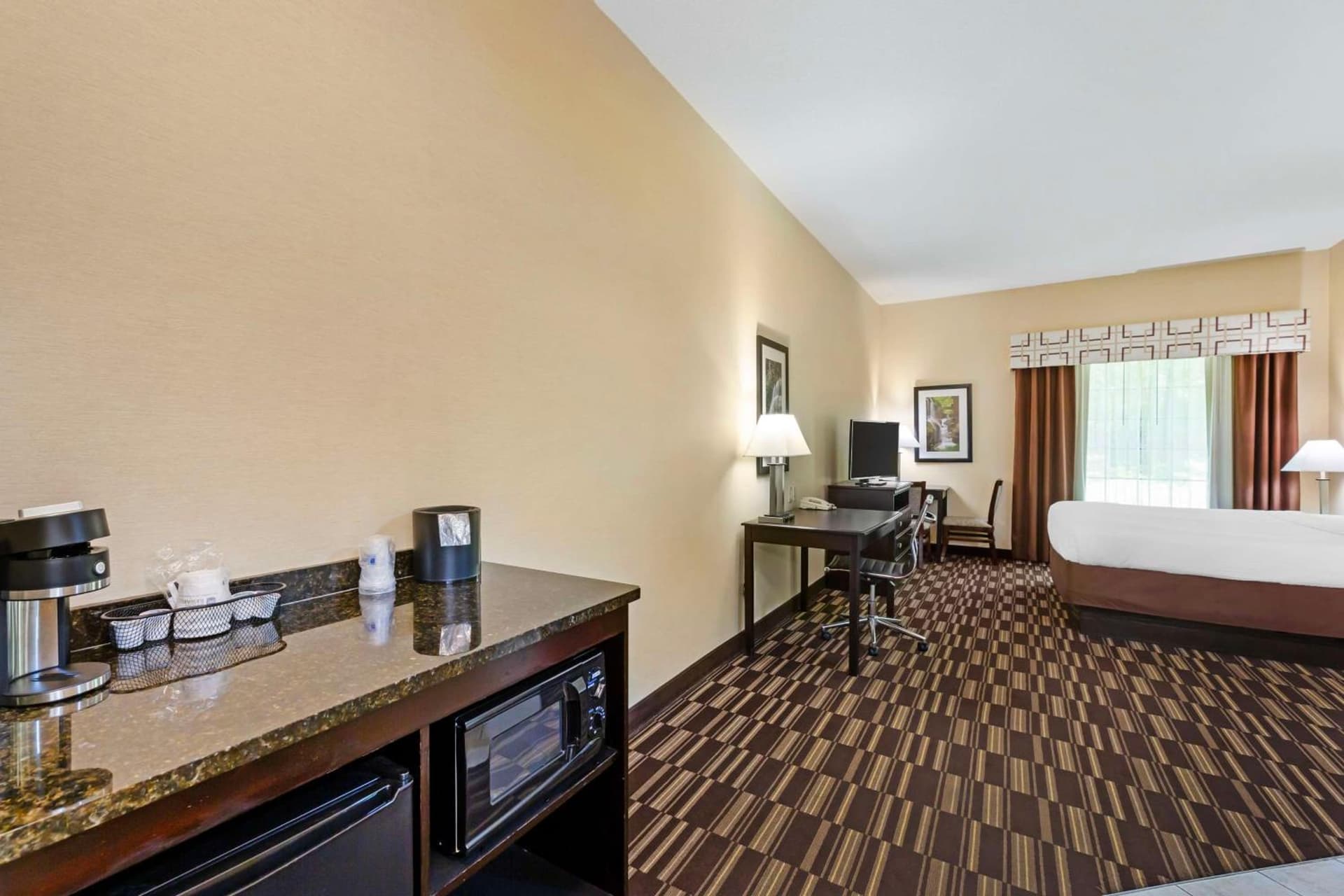 Best Western PLUS Victor Inn & Suites