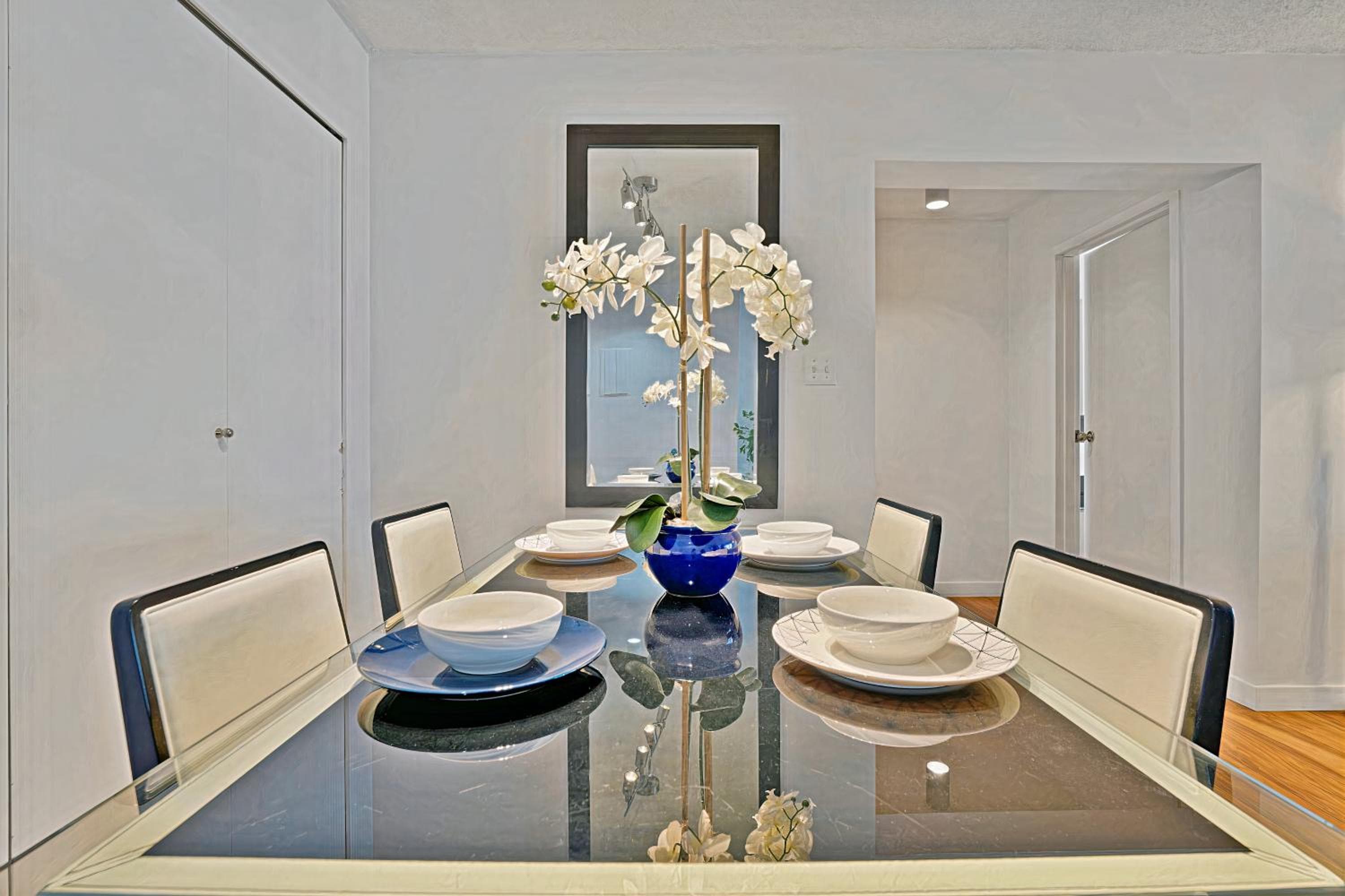 Your Cozy Haven Two-Bedroom Apartment in the Heart of Downtown