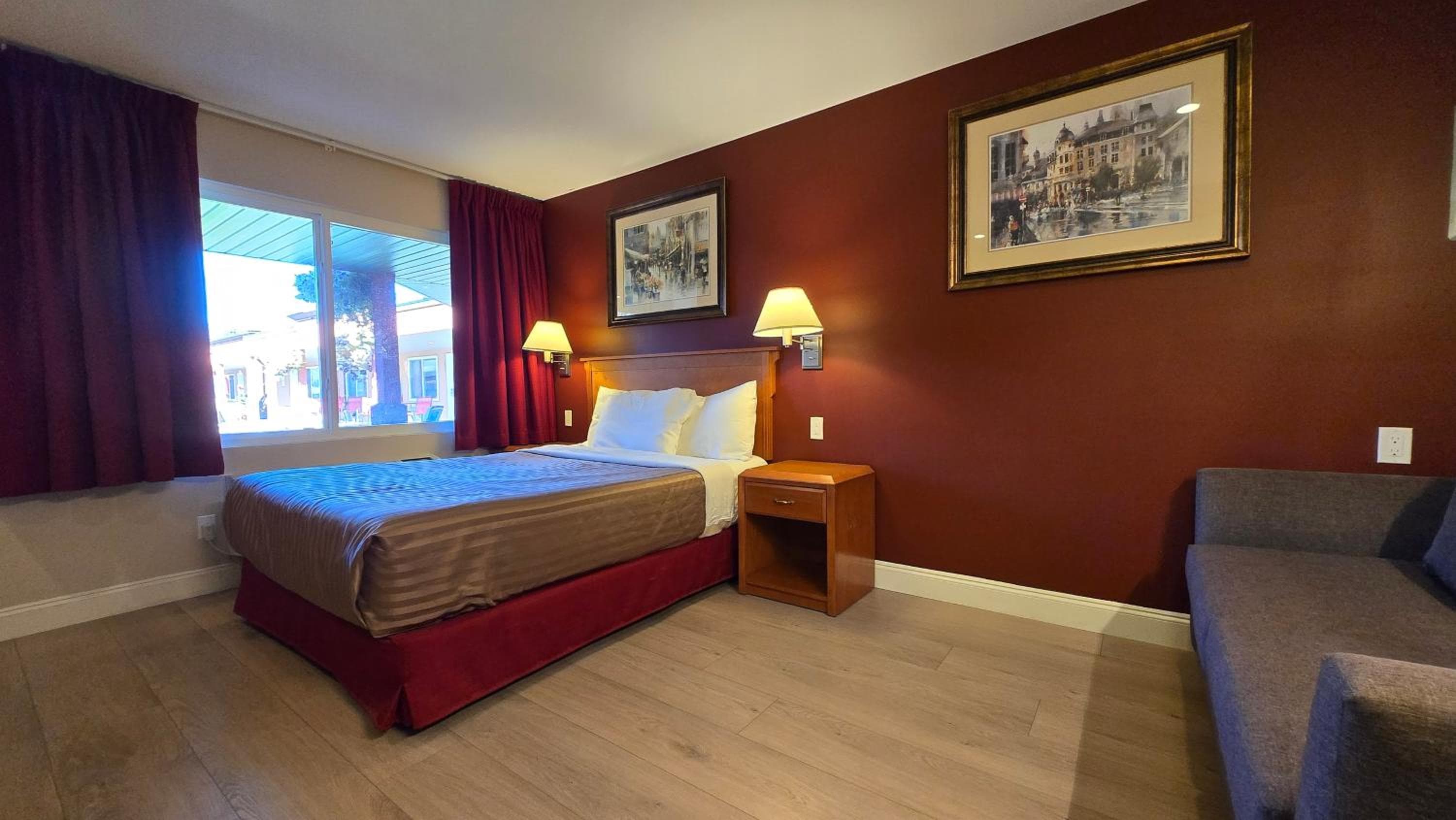 Sahara Courtyard Inn & Suites Osoyoos