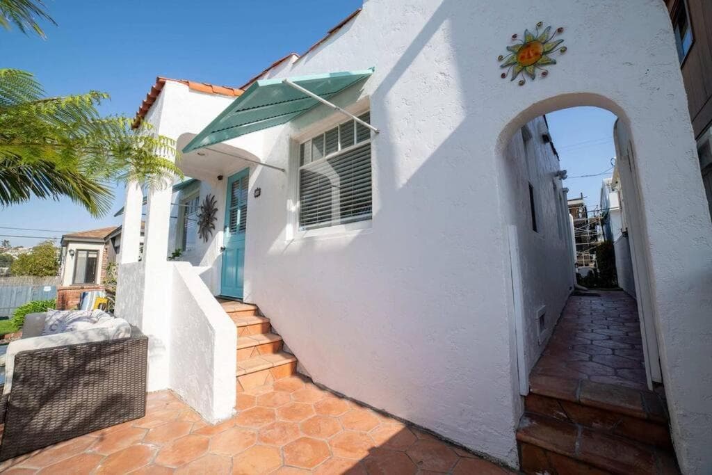Sea View, Flower Garden, AC, WD, Renovated