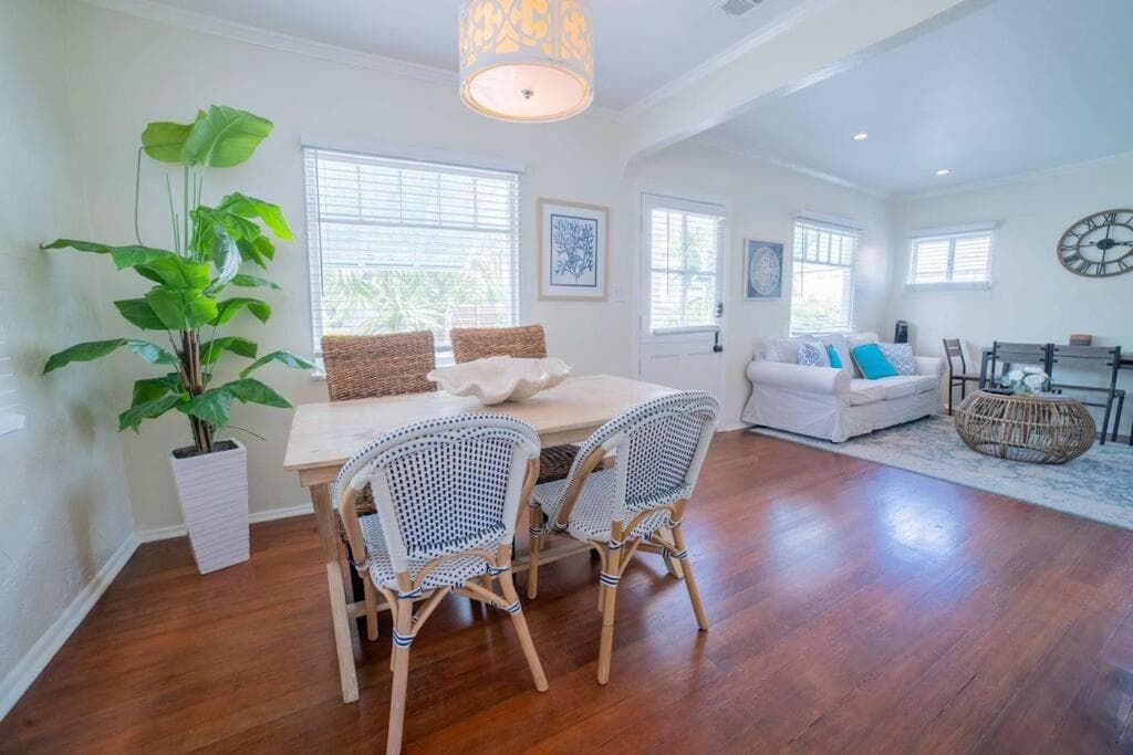 Sea View, Flower Garden, AC, WD, Renovated