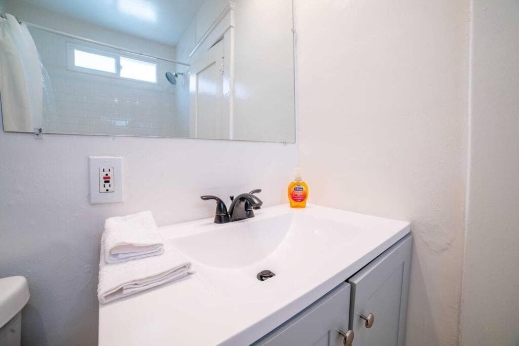 Sea View, Flower Garden, AC, WD, Renovated