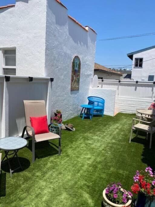 Walk 2 beach, AC, WD, Work Desk, Renovated
