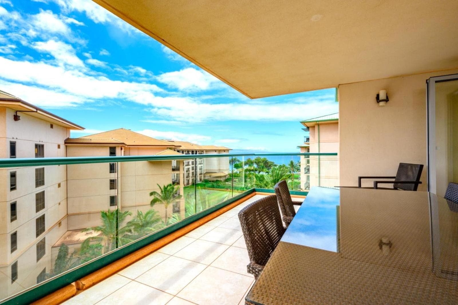 KBM Resorts: Honua Kai Hokulani HKH-620 XL Lanai Corner with Ocean Views Includes Rental Car