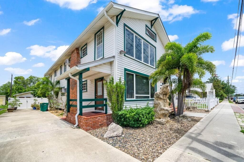 Downtown Loft with Parking - Steps to Restaurants & Nightlife