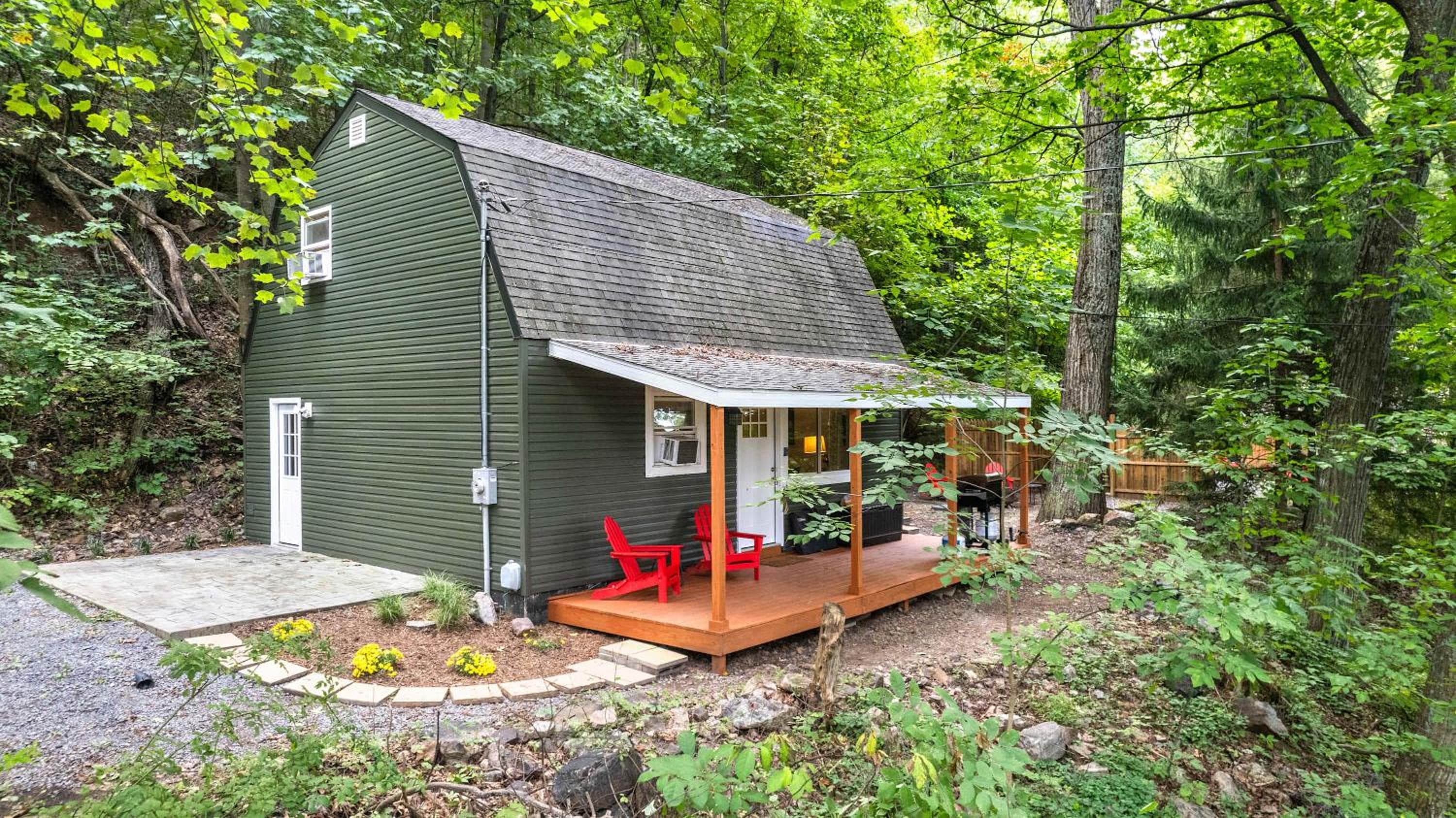 Modern Mountain Cottage w Hot Tub, Fire Pit, WiFi