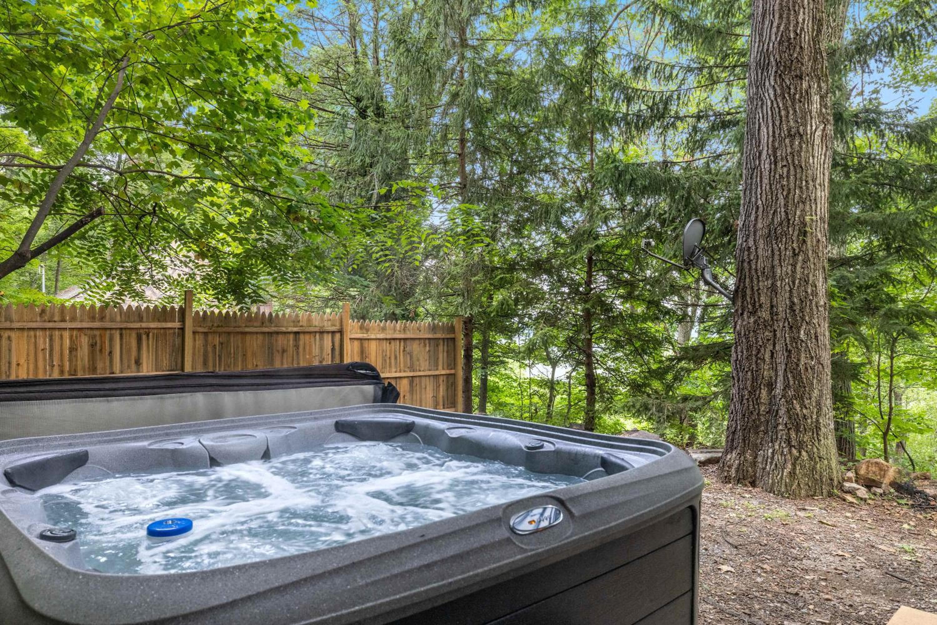 Modern Mountain Cottage w Hot Tub, Fire Pit, WiFi