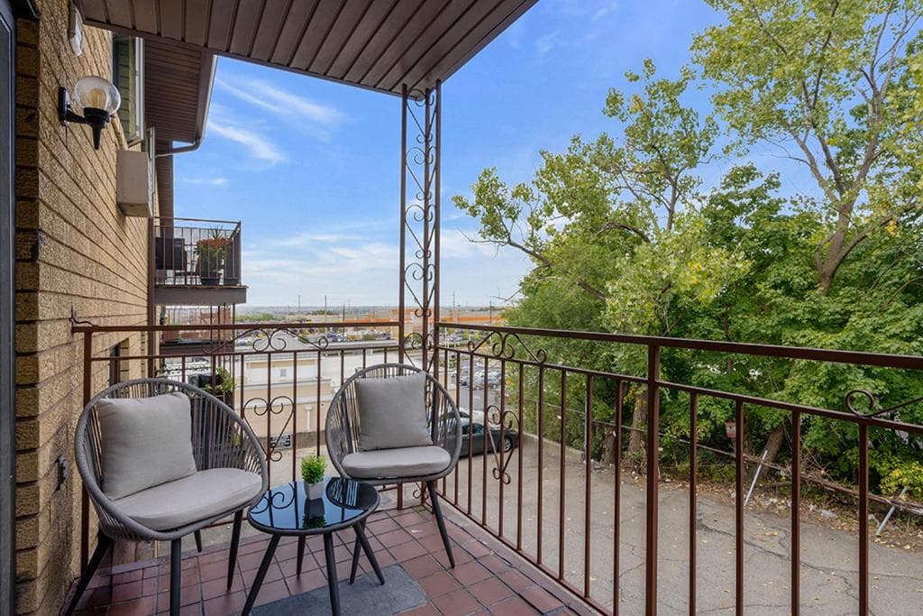 West New York 2 bedroom Condo with free Parking