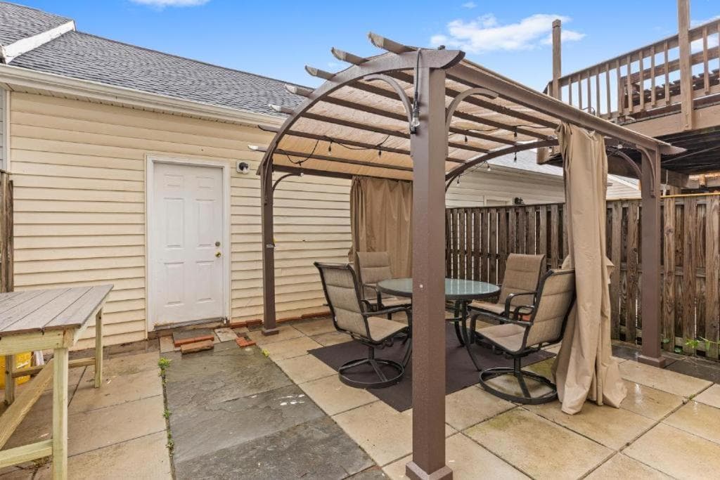 IAD area Apartment with garage parking and Patio in backyard
