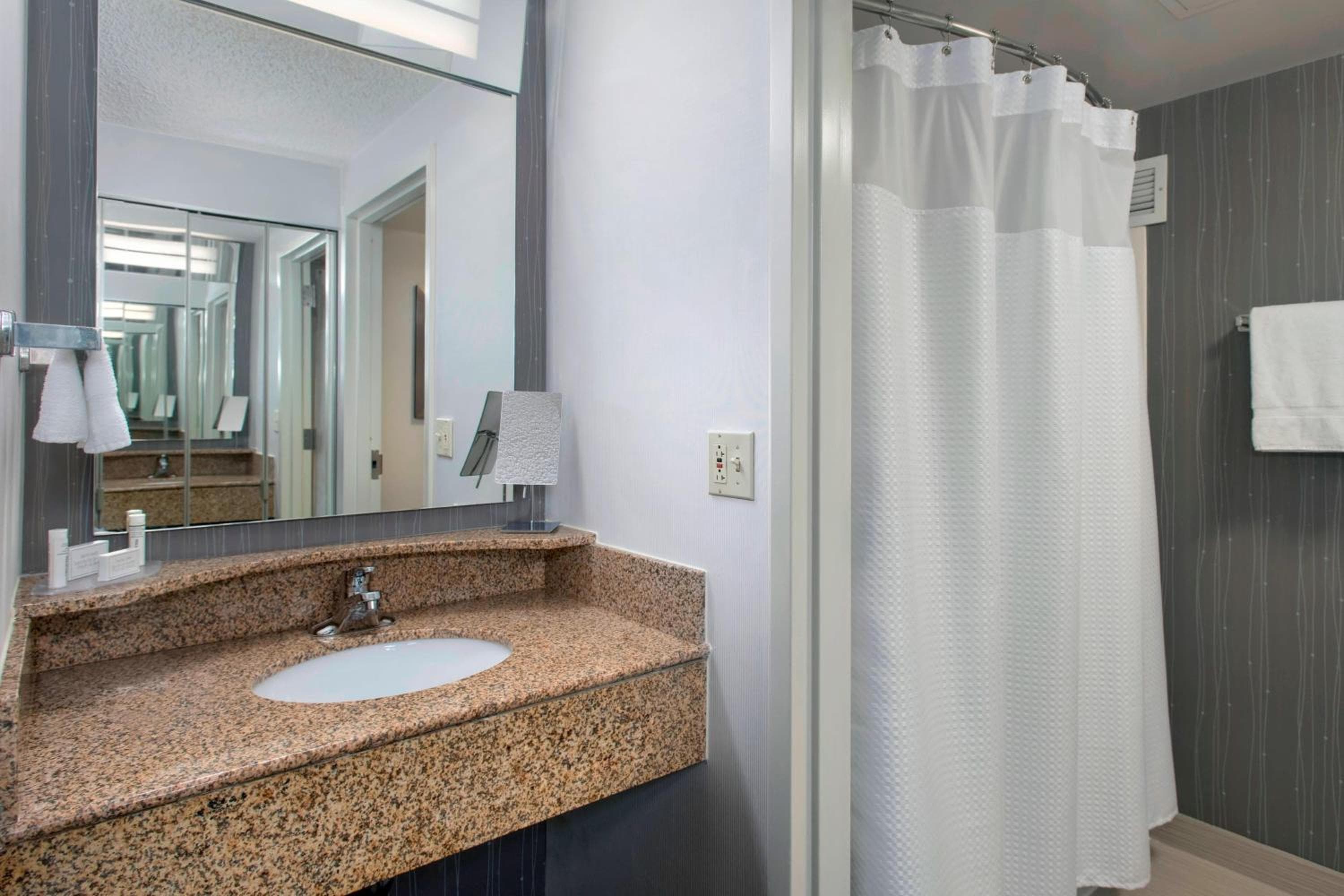 Courtyard by Marriott Newark Elizabeth