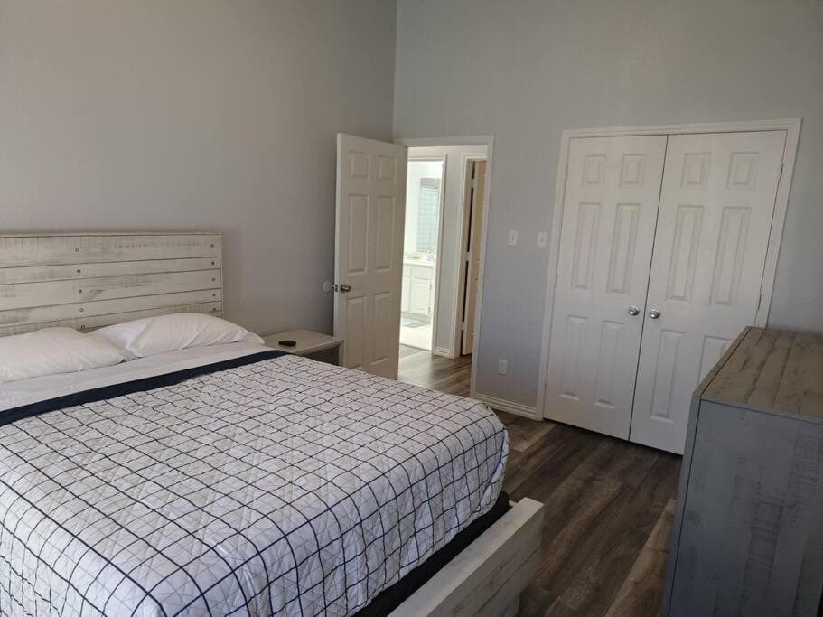 Newly Remodeled 3Bed2Bath Monthly Rental with Pool, Office Space